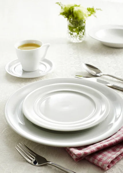 식기와 칼붙이가 제공되는 레스토랑 테이블클로즈업 — 스톡 사진