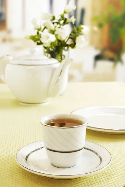 Fechar Mesa Restaurante Servido Com Diferentes Utensílios Mesa Talheres Vaso — Fotografia de Stock