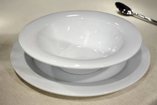 Крупный План Ресторанного Стола Посудой Столовыми Приборами — стоковое фото