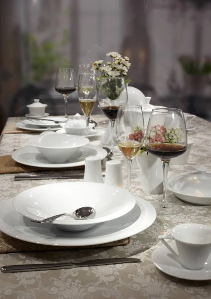 Mesa Restaurante Servida Con Platos Blancos Cubiertos Copas Vino — Foto de Stock