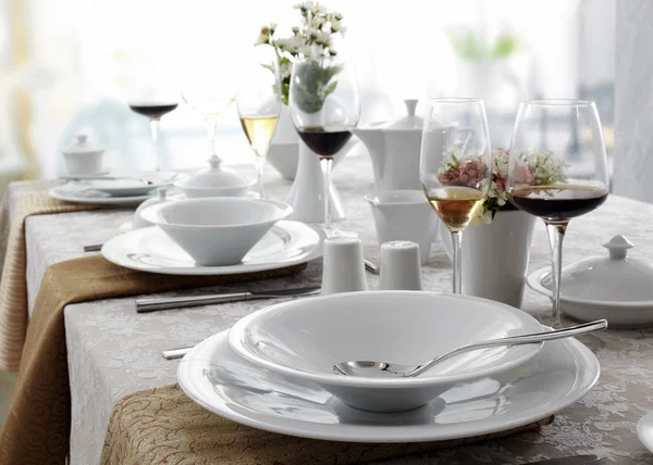 Mesa Restaurante Servida Con Platos Blancos Cubiertos Copas Vino — Foto de Stock