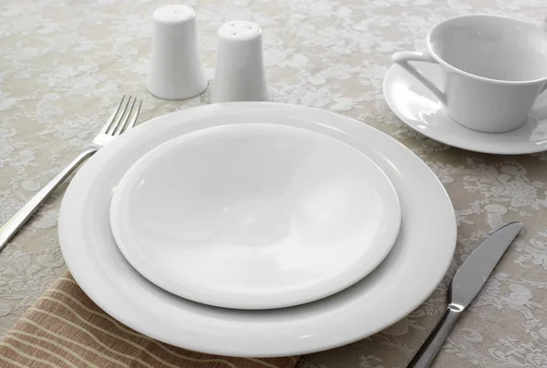 Крупный План Ресторанного Стола Посудой Столовыми Приборами — стоковое фото