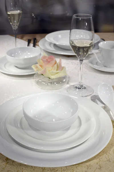 Mesa Restaurante Servida Con Platos Blancos Cubiertos Copas Vino — Foto de Stock