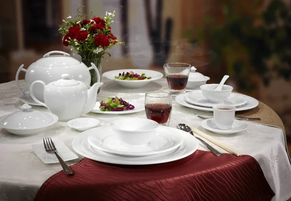 Kiszolgált Éttermi Asztal Fehér Edények Evőeszközök Wineglasses — Stock Fotó