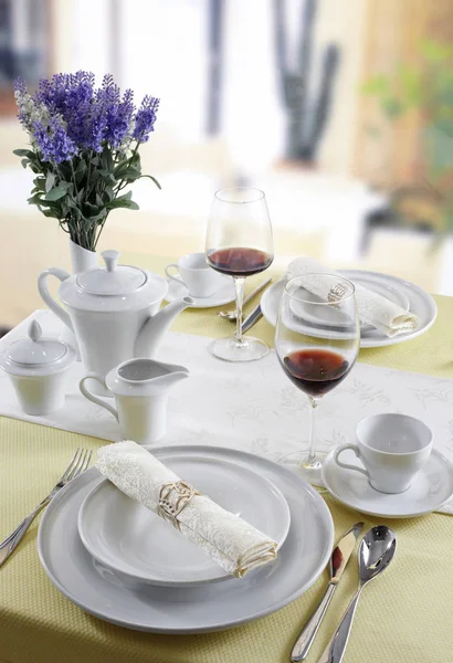 Mesa Restaurante Servida Con Platos Blancos Cubiertos Copas Vino —  Fotos de Stock