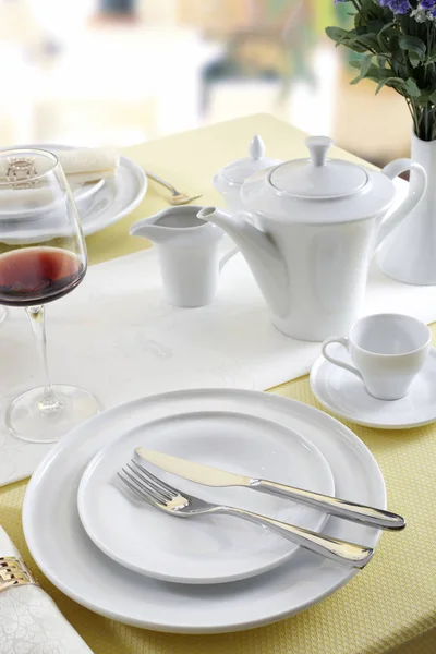 Mesa Restaurante Servida Con Platos Blancos Cubiertos Copas Vino — Foto de Stock