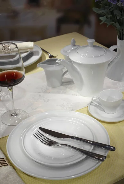 와인잔 제공된 레스토랑 테이블 — 스톡 사진