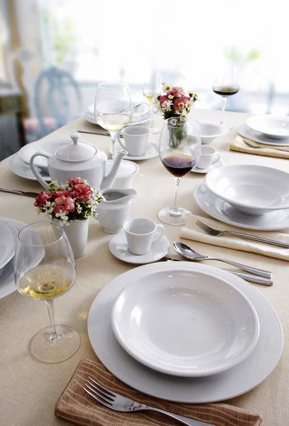 Kiszolgált Éttermi Asztal Fehér Edények Evőeszközök Wineglasses — Stock Fotó