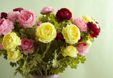 Yeşil duvar zemin üzerine gül buketi closeup