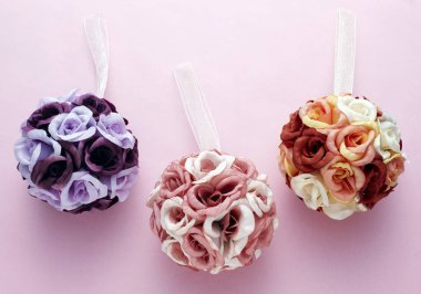 Tatlı pembe bir arka plan üzerinde renkli gül buketleri 