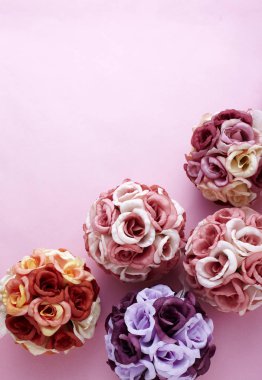 Tatlı pembe bir arka plan üzerinde renkli gül buketleri 