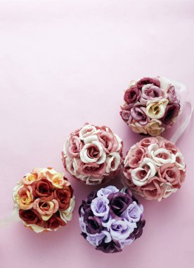 Tatlı pembe bir arka plan üzerinde renkli gül buketleri 