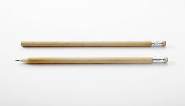 Portre renkli kalemler beyaz arka plan üzerinde izole