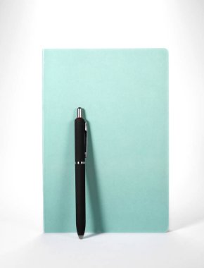 İş notepad ile beyaz arka plan üzerinde izole kalem portre