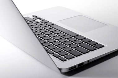Modern dizüstü üzerinde beyaz izole closeup