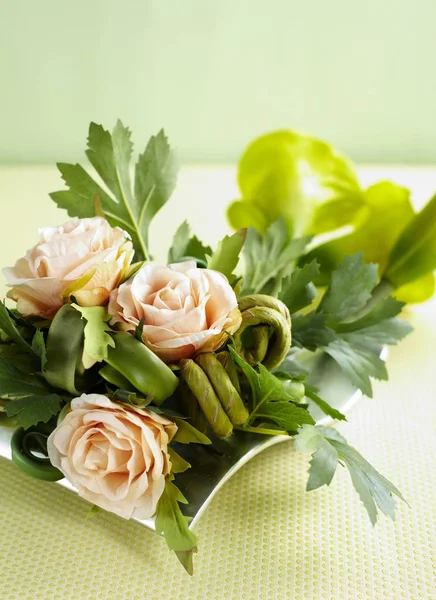 Fechar Buquê Rosas Fundo Parede Verde — Fotografia de Stock