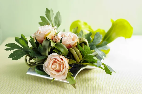 Gros Plan Bouquet Roses Sur Fond Mur Vert — Photo