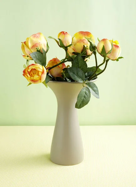 Gros Plan Bouquet Roses Sur Fond Mur Vert — Photo