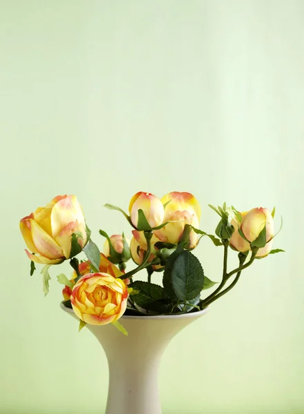 Zbliżenie Róż Bukiet Tle Zielony Ściana — Zdjęcie stockowe