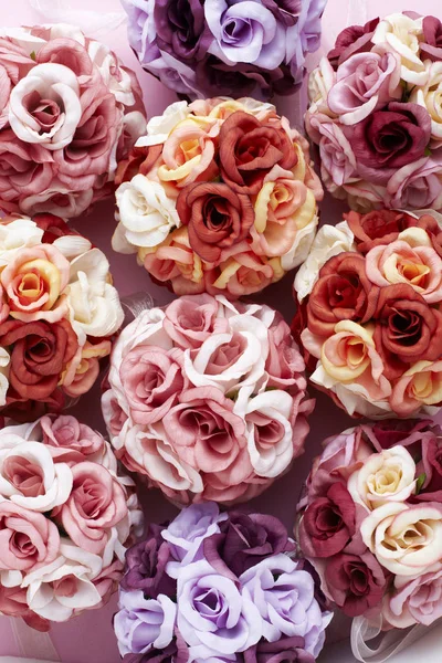 Fechar Buquês Rosas Coloridas Fundo Rosa — Fotografia de Stock