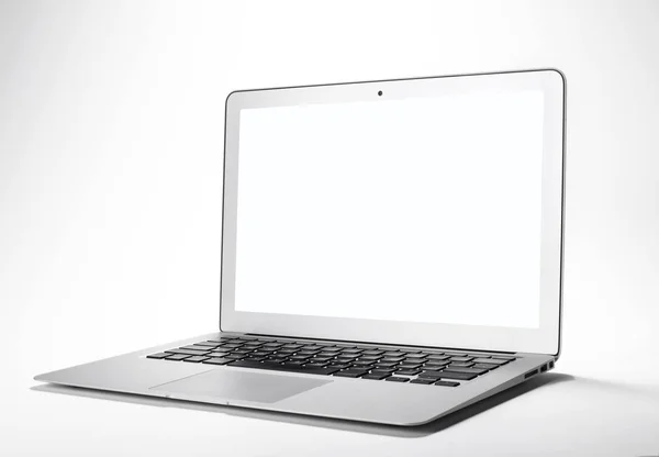 Modern dizüstü üzerinde beyaz izole closeup