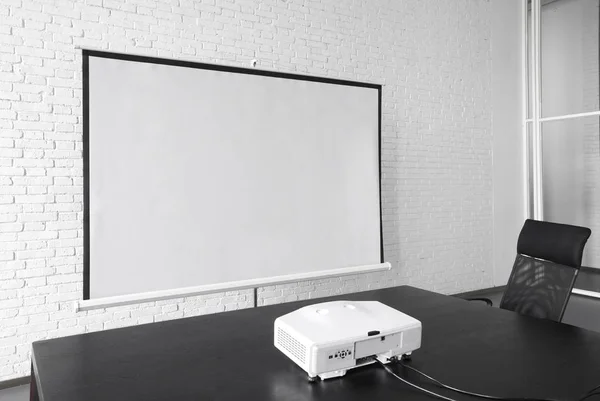 Οθόνη Για Βιντεοπροβολέα Τοποθετούνται Κοντά Στο Λευκό Τοίχο — Φωτογραφία Αρχείου
