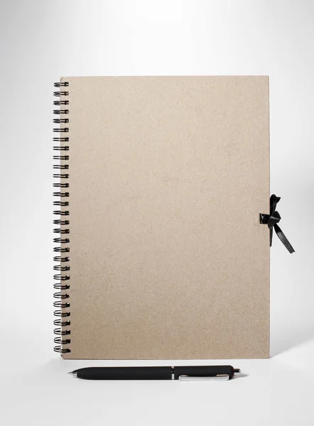 Notepad Ile Beyaz Arka Plan Üzerinde Izole Kalem Portre — Stok fotoğraf