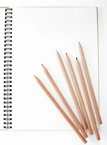 Gros Plan Crayons Colorés Sur Fond Copybook Blanc — Photo