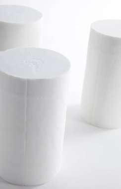 Beyaz arka planda yalıtılmış beyaz kağıt rulolarının kapatılması 