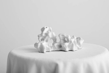 Beyaz arka planda izole edilmiş beyaz bardaklı masanın yakın çekim görünümü