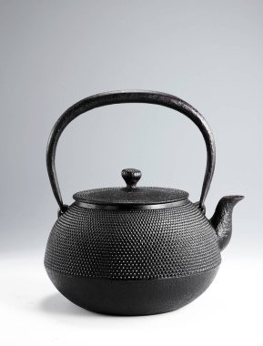 Antika demir demlik ışık arka plan üzerinde yakın çekim 