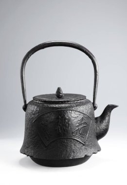 Antika demir demlik ışık arka plan üzerinde yakın çekim 