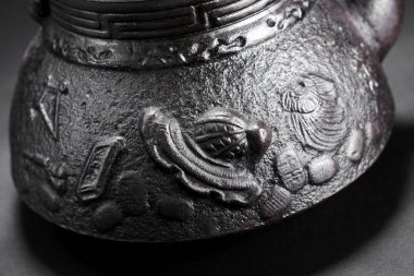 Antika demir demlik koyu arka plan üzerinde yakın çekim 