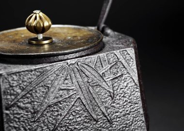 Antika demir demlik koyu arka plan üzerinde yakın çekim 