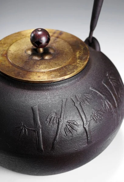 关闭在光背景上的古董铁茶壶 — 图库照片