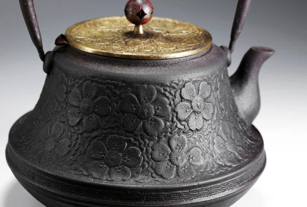 关闭在光背景上的古董铁茶壶 — 图库照片