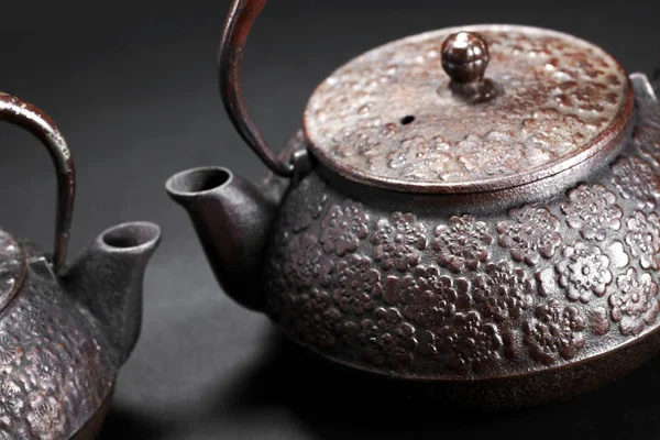 关闭在黑暗的背景上的古色古香的铁茶壶 — 图库照片