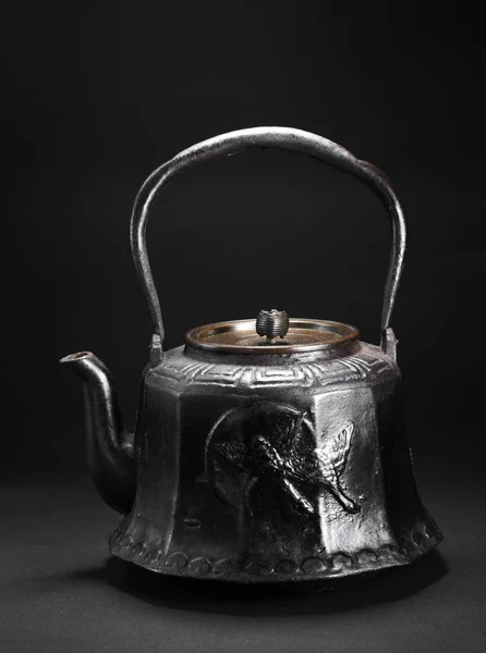 关闭在黑暗的背景古董铁茶壶 — 图库照片