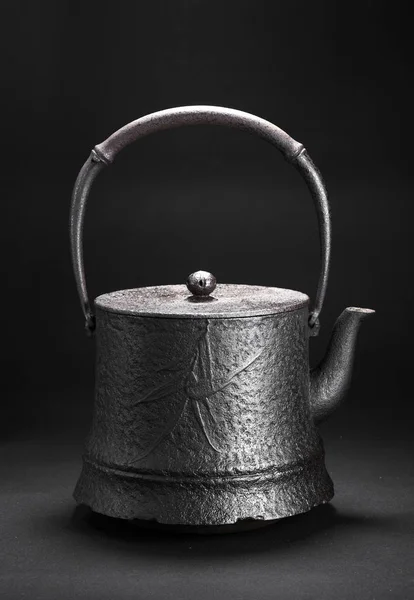 关闭在黑暗的背景古董铁茶壶 — 图库照片