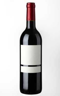 Beyaz arka plan üzerinde izole boş etiket ile kırmızı şarap şişe