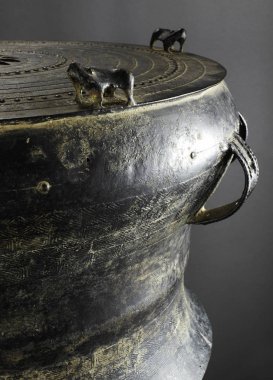 Vintage closeup gri arka plan üzerinde tava