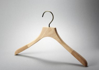 Beyaz arkaplanda ceket askısı