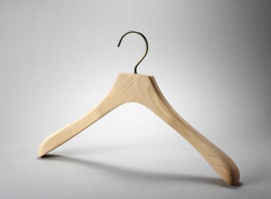 Beyaz arkaplanda ceket askısı