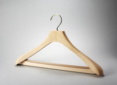 Beyaz arkaplanda ceket askısı