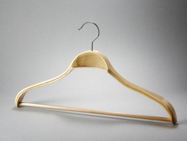 Beyaz arkaplanda ceket askısı