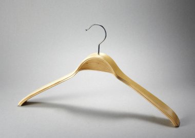 Beyaz arkaplanda ceket askısı