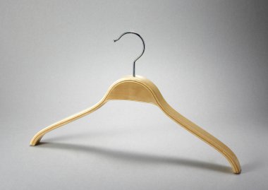 Beyaz arkaplanda ceket askısı