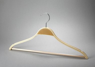 Beyaz arkaplanda ceket askısı