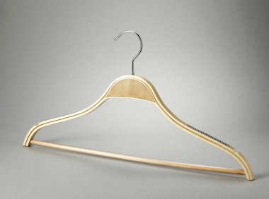 Beyaz arkaplanda ceket askısı