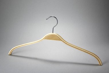 Beyaz arkaplanda ceket askısı